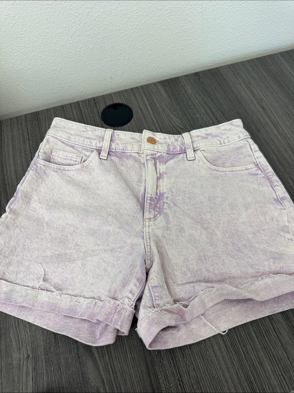 Universal Thread Women's Lavender acid wash Denim Shorts size 6/28